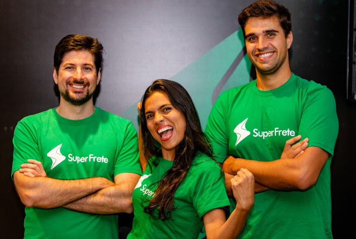 Na imagem, Douglas Ianitsky (CTO), Fernanda Clarkson (CMO) e Vitor Maes (CEO) fundadores da SuperFrete