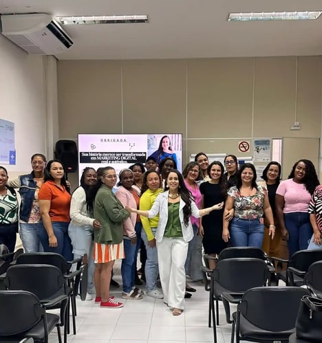 Amanda, no centro, posa com turma de mulheres em evento de mentoria presencial