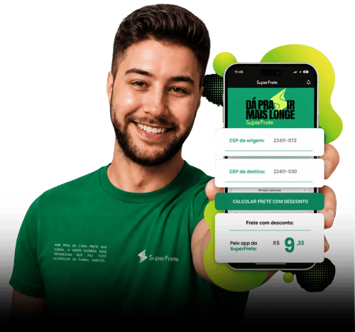 Empreendedor usando o app SuperFrete
