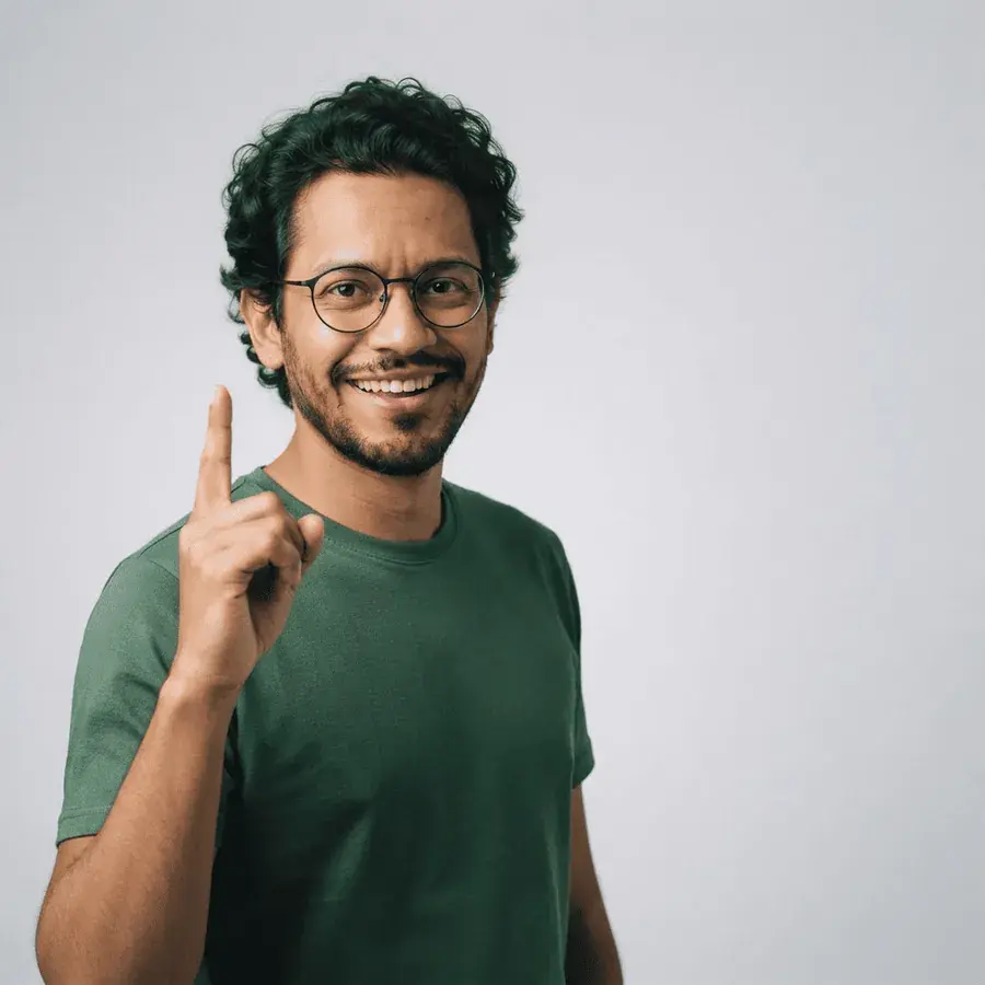 homem negro camiseta verde apontando o dedo e sorrindo