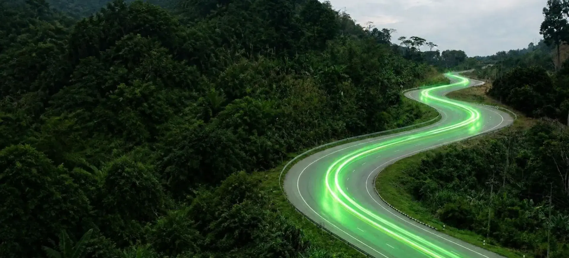 paisagem verde com estrada com luzes verde neon