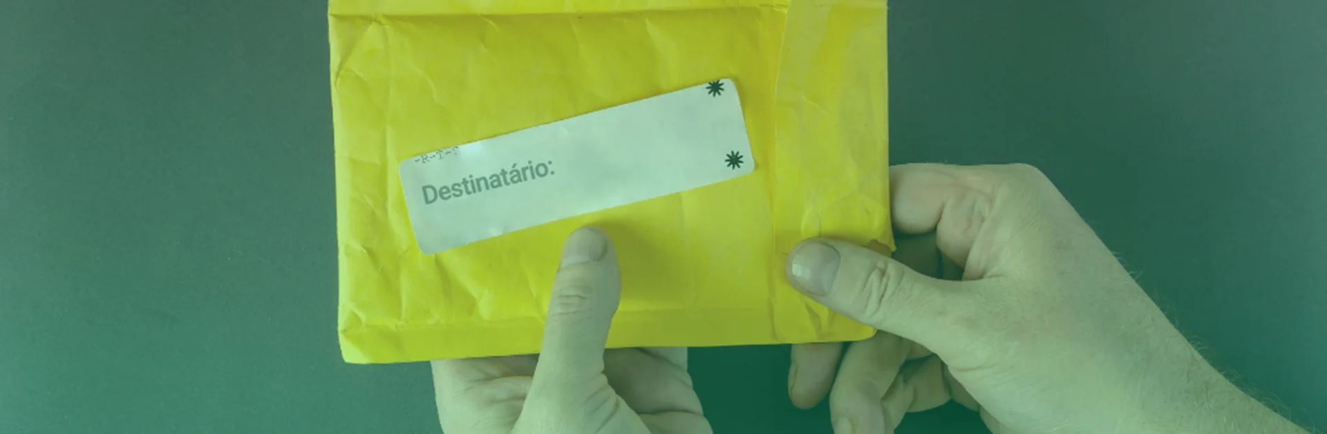 Remetente e destinatário: na imagem, um envelope amarelo dos Correios
